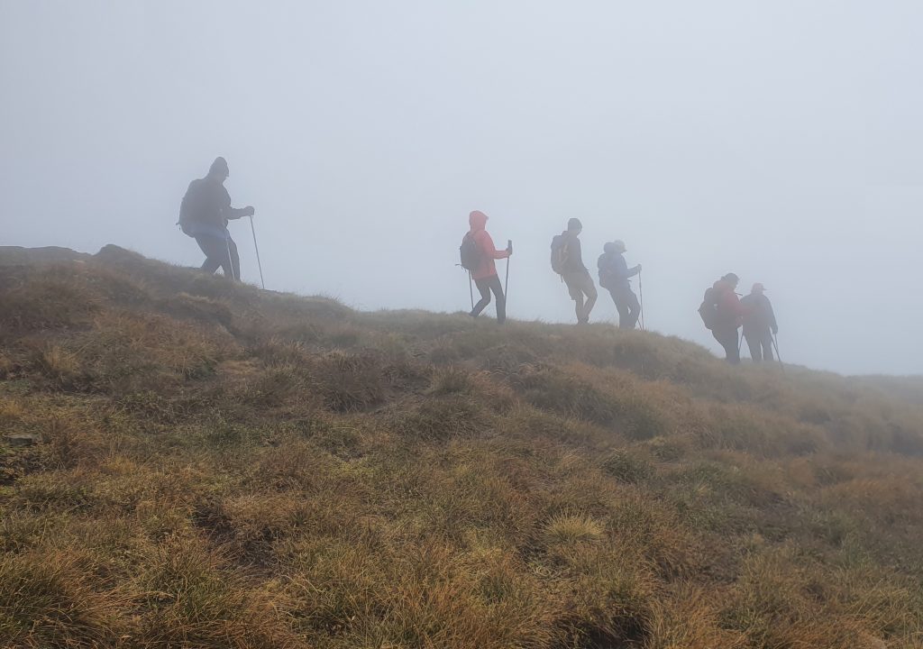 Descendiendo unidos en la niebla.